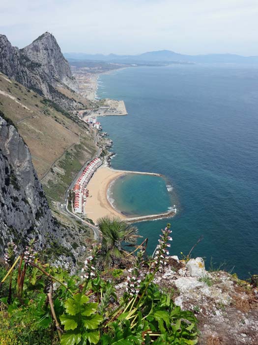 Tiefblick zur bis auf zwei kleine Dörfer unbewohnten Ostküste Gibraltars