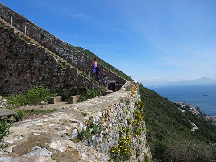 den Abstieg nehmen wir über die steilen Treppenfluchten der Charles V Wall