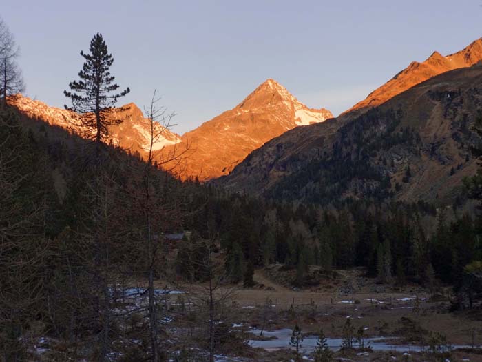 unser Berg aus dem Debanttal bei Sonnenaufgang