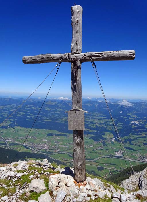 ... vor der Osterhorngruppe der Salzkammergutberge das hölzerne Gipfelkreuz ...