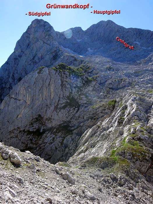 ... die bis auf eine kurze IIer-Stelle hindernislos in die Hochscharte leitet; von hier das Karrenfeld hinauf zum Ostgrat des Grünwandkopf (viele Steinmänner)