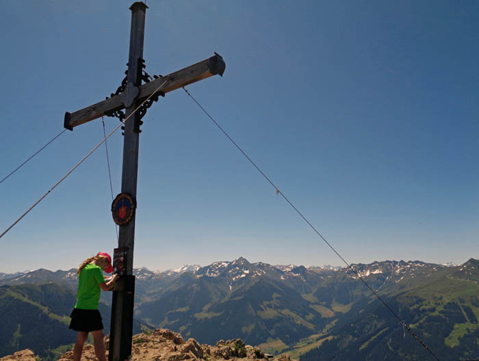 Gipfelblick gegen Süden, in Bildmitte der Galtenberg, ganz hinten die Zillertaler Alpen