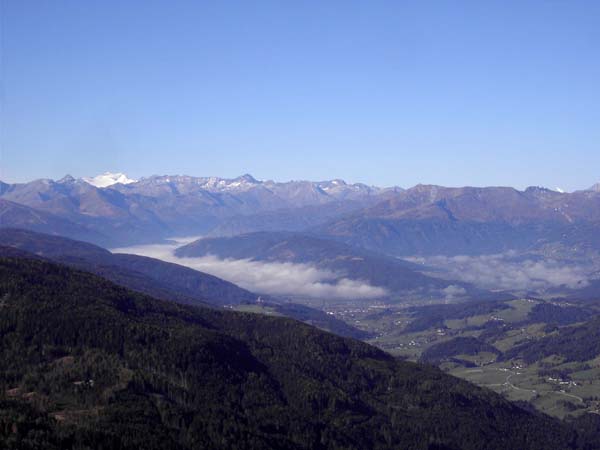 Gipfelblick vom Gstoder nach W auf Tamsweg; der schwarze Höcker links der Mitte ist der Hafner, links hinten die vergletscherte Hochalmspitze
