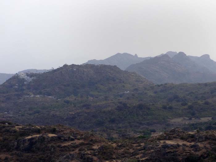 hoch oben am zerklüfteten Abuplateau trifft man auf unscheinbare Bergdörfer mit oft überraschenden Schätzen, links hinten etwa Achalgarh mit seinen Tempeln und Skulpturengruppen