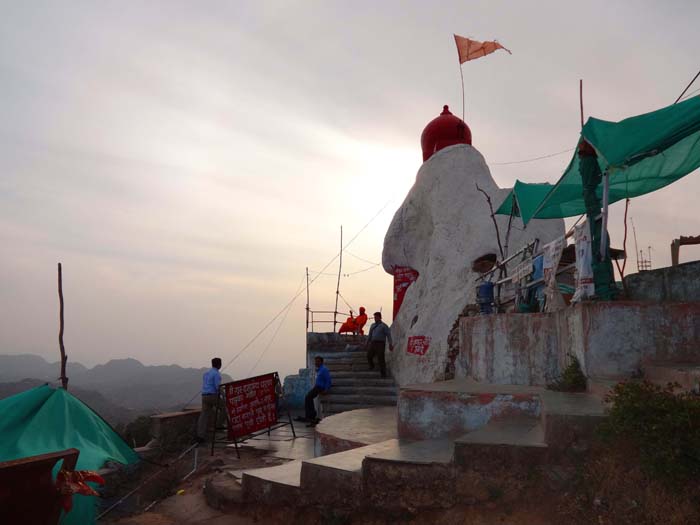 über 300 Stufen erklimmt man den Gipfelfelsen mit Fußabdrücken einiger Hindu-Heiliger und dem Atri-Rishi-Tempel
