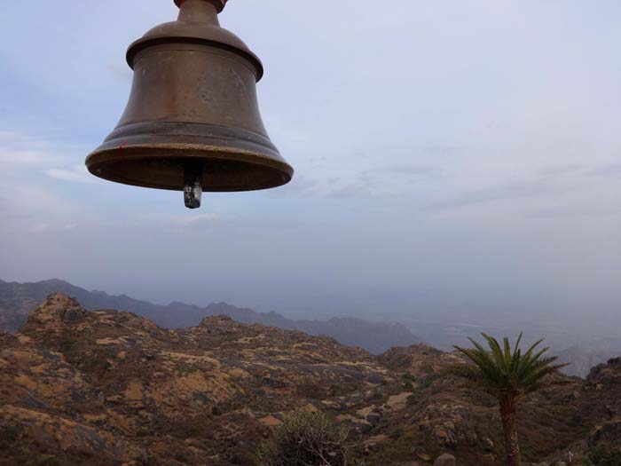 die Glocke am Gipfel mit Blick über die südlichen Aravallis
