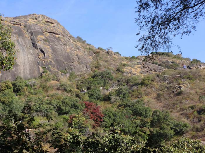 wenige Minuten hinter dem Rajputana erhebt sich Arbuda Rock, die geschlossenste Wandflucht um Mount Abu; rechts oben der Adhar-Devi-Tempel