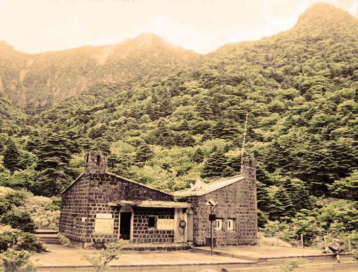 die Yongjingak Hütte wurde 1974 auf 1500 m Seehöhe errichtet und diente über 30 Jahre lang als Schutzhaus und Wintertrainingsquartier; 2007 ließ sie der Sturm Nari wie vom Erdboden verschwinden