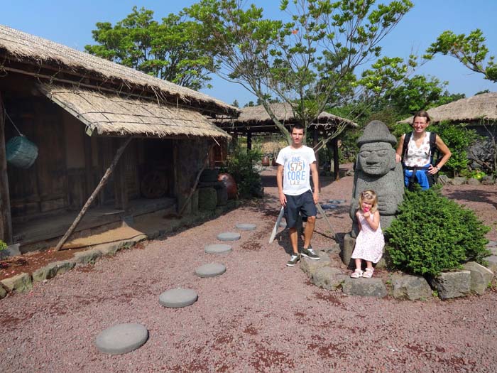das Dorf Seongeup, bis 1913 Provinzhauptort, hat mit 300 strohgedeckten Hütten sein mittelalterliches Flair bewahrt; typisch für Jeju sind auch die Harubangs, die den Moai auf den Osterinseln ähneln; sie sind Fruchtbarkeitsidole und sollen feindliche Eindringlinge abwehren