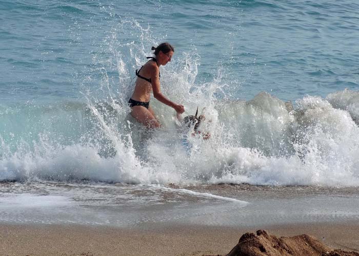 Mutter mit Kind am Strand von Jungmun; bei solch einer Übung wurde Ullis Brille kurzerhand von Poseidon einbehalten