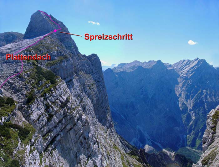 1300 m bricht die rassige Jakobinermütze über seine fotogene Westkante und eine Reihe von pittoresken Schluchten in die hinterste Röll ab; der Aufstieg ab Nordscharte