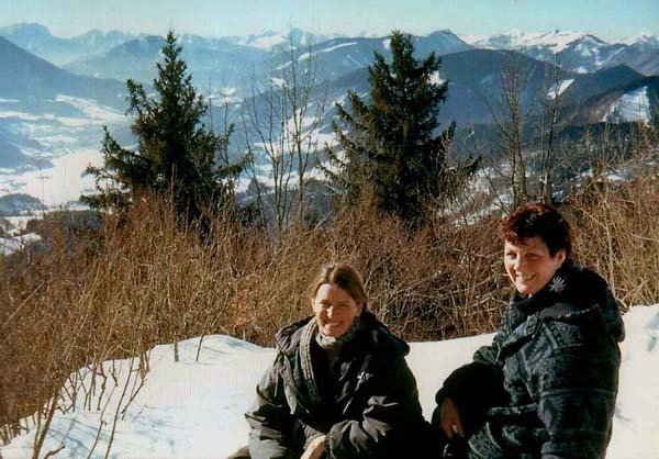 Ulli mit Greti, der Bäuerin vom Mitterhirschberg, im Winter auf der Spindeleben