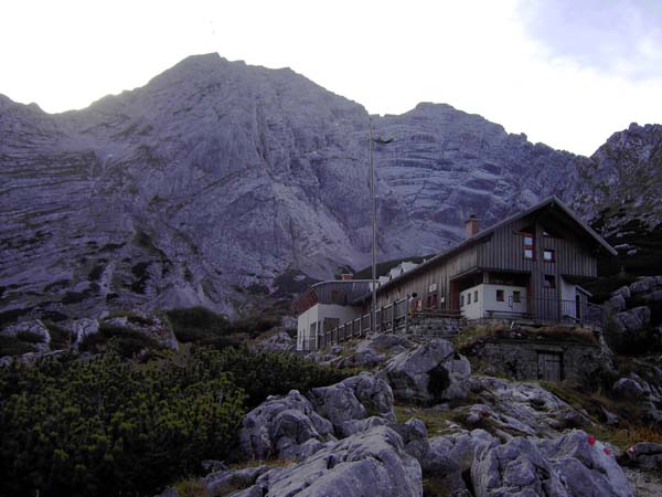 den Abstieg vom höchsten Gesäuseberg nimmt man entweder über den Gugelgrat (links) zur Hesshütte ...