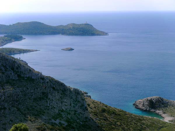 Blick aus der SO-Flanke des Hum auf Kap Struga, die Südspitze der Insel mit dem ältesten Leuchtturm der Adria