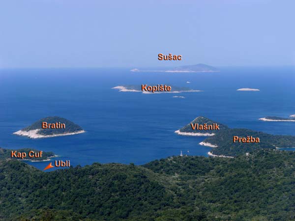 ... mit der Hafeneinfahrt von Ubli; auch die paradiesische Insel  Sušac am Horizont bietet einen bewohnbaren Leuchtturm, allerdings ist  die Überfahrt unverschämt teuer
