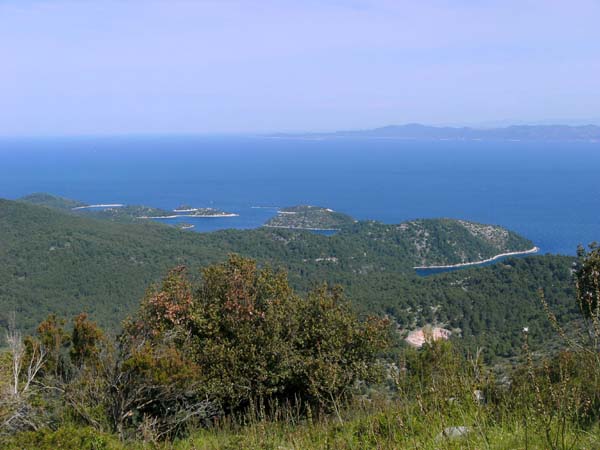 der reich gegliederte NW Lastovos; dahinter die Insel Korčula
