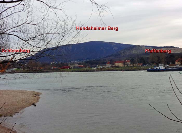 Blick von NO aus dem Nationalpark Donauauen auf Hainburg
