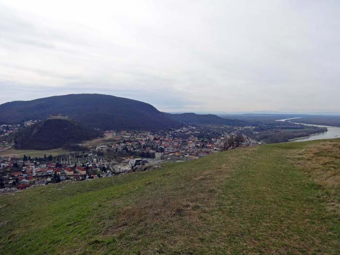 weiter links im SW die Stadt Hainburg; der dunkelgrüne Kegel mit Festung ist der Schlossberg, dahinter der Hundsheimer Berg