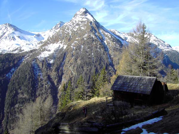 der Jagdsteig führt auf die Granierhütte, westl. gegenüber das Karnereck