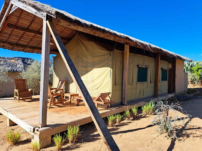 untergebracht ist man in zeltartigen Bungalows mit gemauerten Bädern, ... untergebracht ist man in zeltartigen Bungalows mit gemauerten Bädern, ...