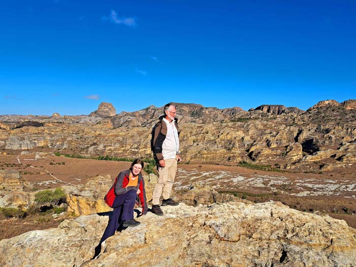 ... und über einen kurzen Felsgrat auf den höchsten Punkt ... und über einen kurzen Felsgrat auf den höchsten Punkt