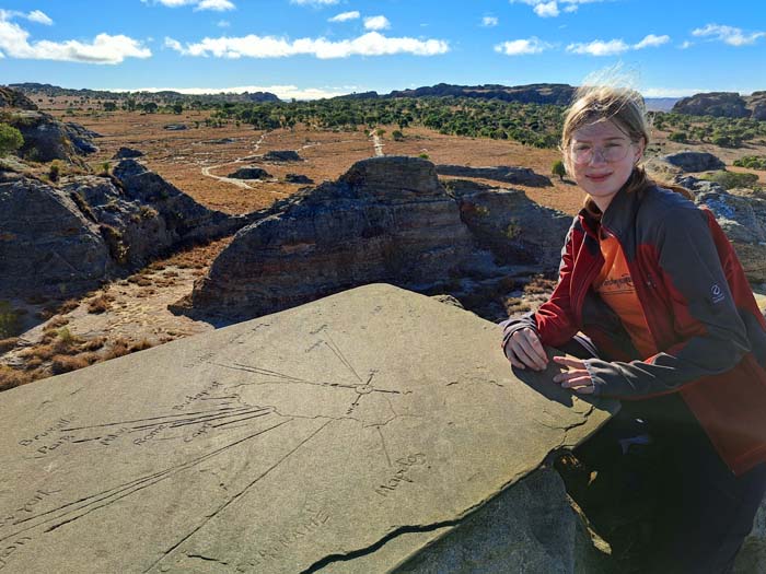 Orientierungstafel am Ostgipfel mit Richtungsangaben zu einigen Weltstädten Orientierungstafel am Ostgipfel mit Richtungsangaben zu einigen Weltstädten