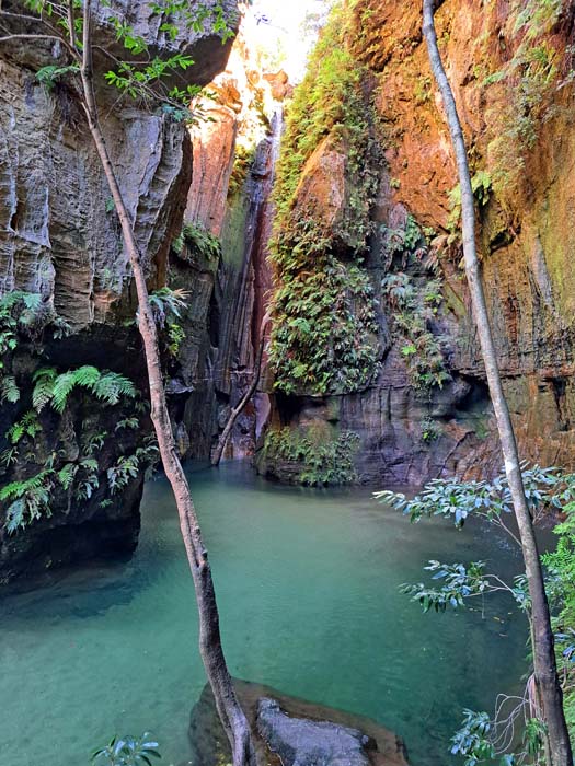 bei der Gabelung führt der rechte Schluchtzweig steil hinauf zu einem romantischen Felskessel mit dem „Nymphenfall“ bei der Gabelung führt der rechte Schluchtzweig steil hinauf zu einem romantischen Felskessel mit dem „Nymphenfall“