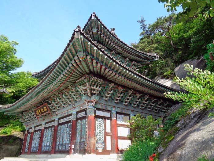 die Halbtagesrundtour gibt ein vielfältiges Bild Koreas auf engstem Raum: Über den buddhistischen Tempel Mangwolsa steigen wir hinauf ...