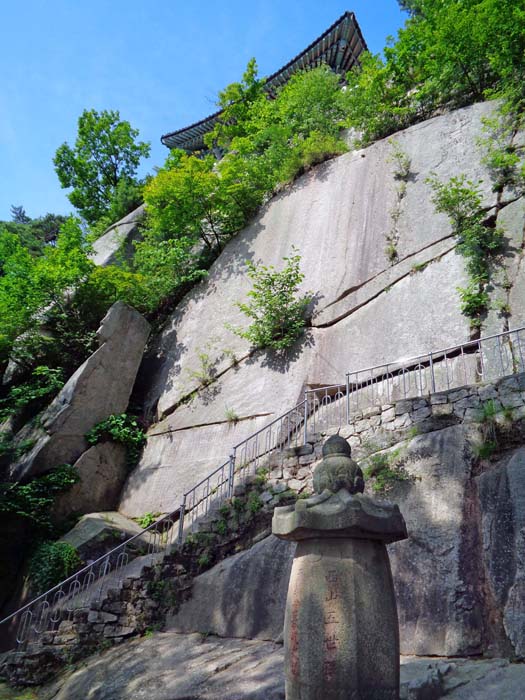 auf dem Chunbongsunsa Monument sind Namen und Heldentaten bedeutender Zenmeister eingraviert