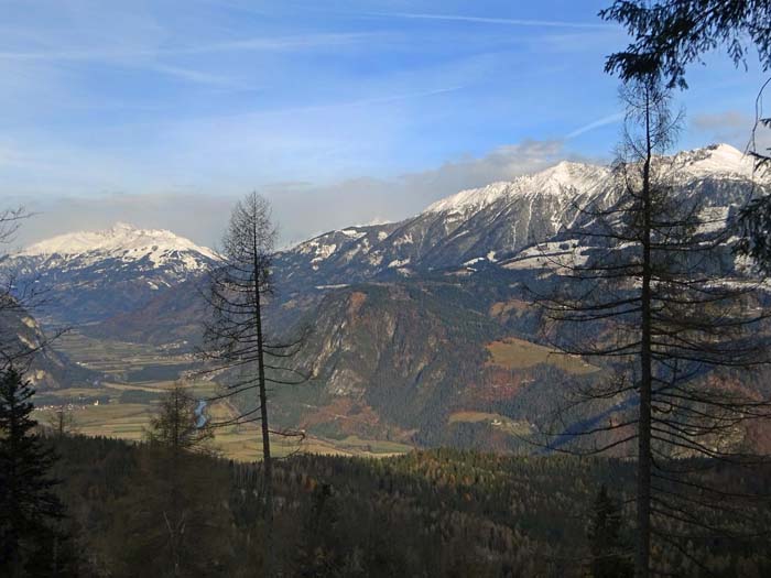  rechts anschließend das Kärntner Tor des Drautals, an der engsten Stelle die Grenze zu Osttirol