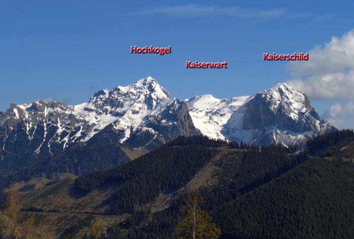 die Südseite der Kaiserschildgruppe im Frühjahr; wir überschreiten die drei Gipfel im Bogen von rechts nach links