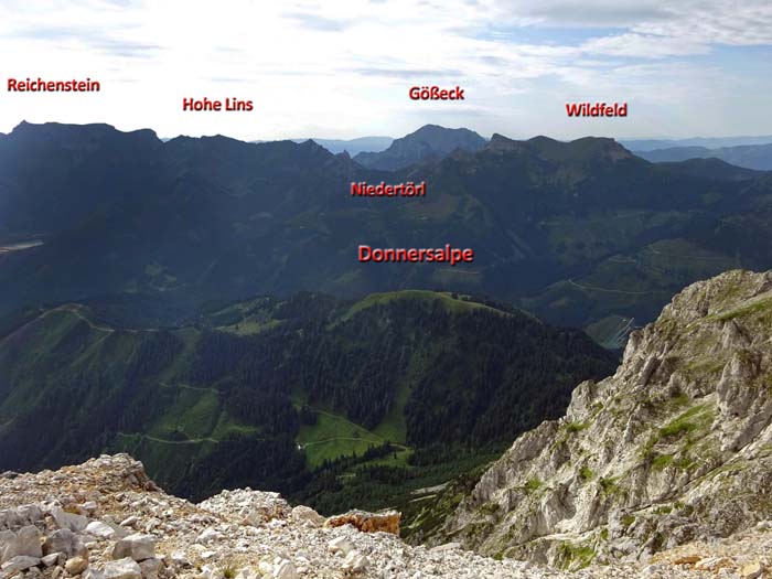 die Berge im Südosten; das Gößeck hinter dem Hauptkamm ist die höchste Erhebung der Eisenerzer Alpen