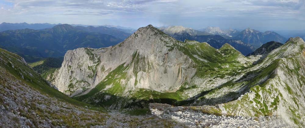Gipfelpanorama gegen Westen auf die Gesäuseberge und den Eisenerzer Hauptkamm bis hin zu den Niederen Tauern; schön zu sehen die Übergänge zu Kaiserwart (rechts) und Hochkogel