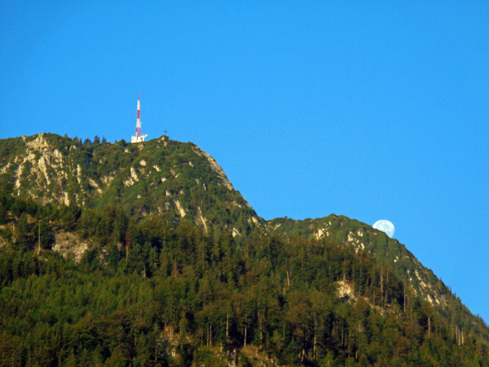 ... erhebt sich der beliebte Hausberg der Kaiserstadt; der Klettersteig führt über die rechte obere Kante zum Gipfelkreuz und dem 56 m hohen Sender