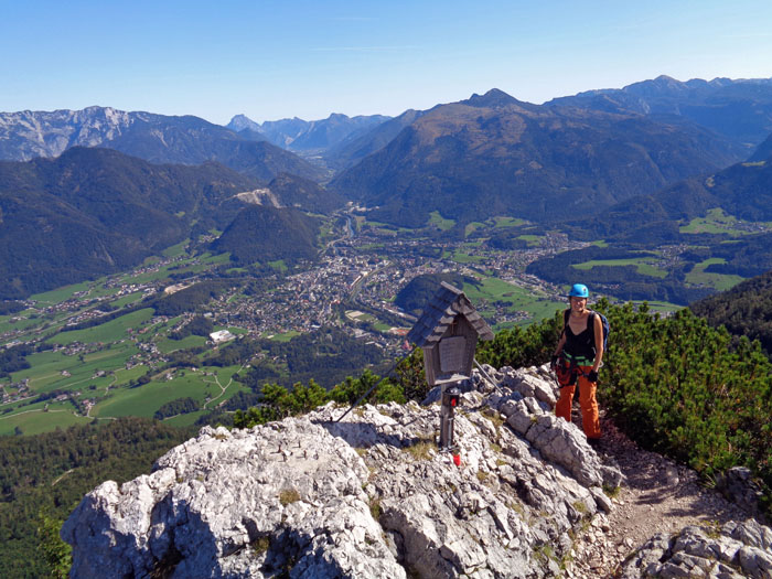 Gipfelblick auf Bad Ischl, ganz hinten links über dem Tal der Traunstein