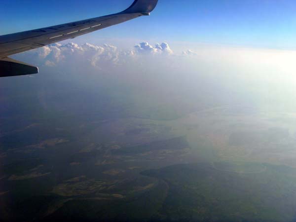 Flug über das Brahmaputra-Knie nach O ins Tal von Assam; im Dunst versteckt sich Meghalaya, das Wolkenland, der feuchteste Fleck der Erde