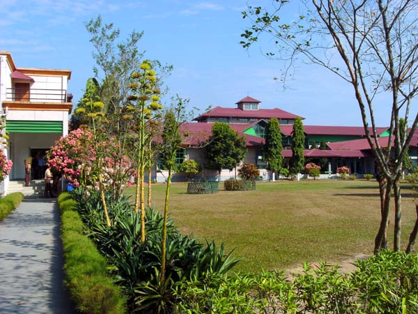inmitten ausgedehnter Teeplantagen liegt die Assam Valley School, die fünftbeste Schule im indischen Ranking