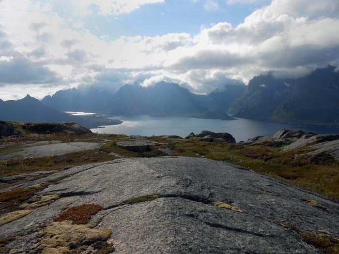 Vorgipfel gegen SW; jenseits des Raftsundes die wilde Gebirgswelt von Austvagøya, der östlichsten Lofoteninsel
