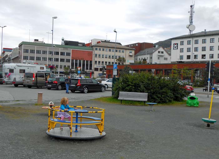 im Winter kann man auf Schipisten direkt ins Zentrum von Narvik abfahren - ansonsten bietet die nach Kriegsende neu errichtete Stadt keine außergewöhnlichen Attraktionen; das Hinterland dafür aber umso mehr
