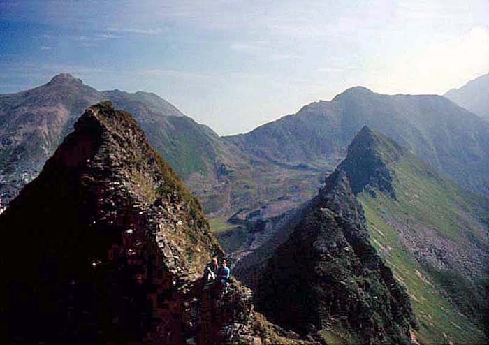 Rückblick von der Westl. Hahnenkammspitze auf den gesamten Grat; das Bild stammt von Erichs erster Begehung aus dem Jahr 1984