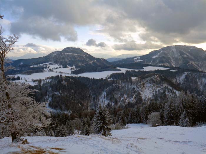 im Süden die weite Ebenwaldhöhe mit Hochstaff und Reisalpe, mit 1399 m höchster Berg der Gutensteiner Alpen