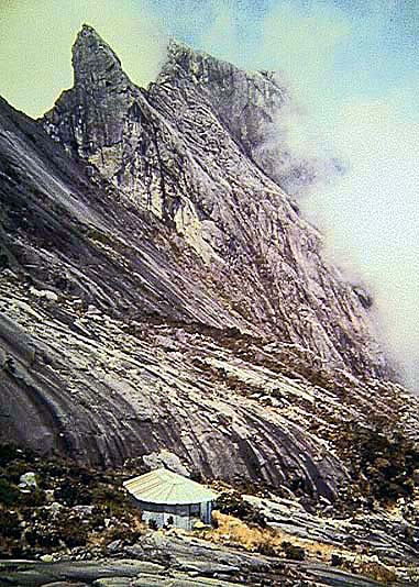 ... zur 500 m höher gelegenen Sayat Sayat Hütte, die damals allerdings einem Biwakstall ähnlicher war als einem Schutzhaus