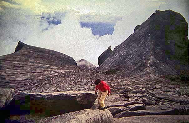 das weite Plateau unterhalb des Hauptgipfels; links unten der South Peak