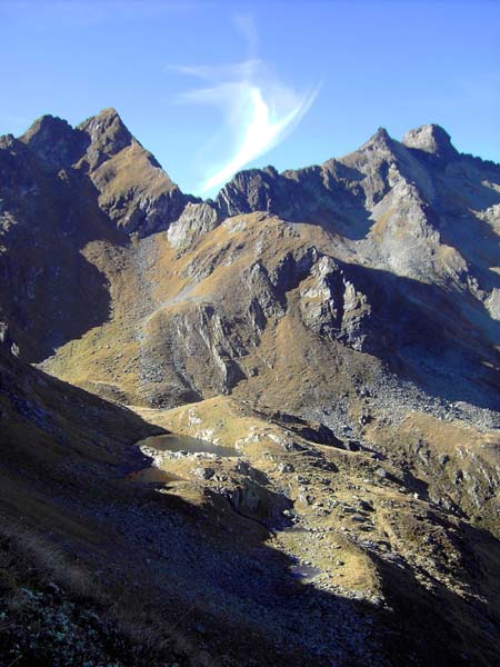 Blick aus der Lachkogel Nordflanke über die Höhenwegtrasse auf Windschnurspitze (links) und Predigtstuhl