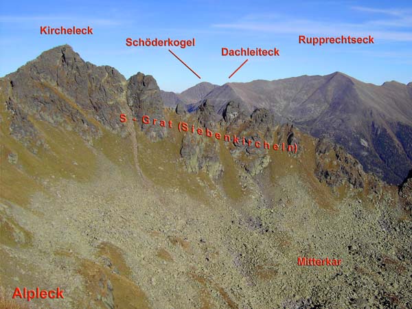 ... und auf die abenteuerliche Kulisse des Kircheleck Südgrates (mit Kletterstellen bis Schwierigkeitsgrad 4)