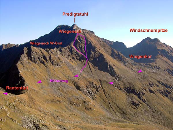 im Rückblick zwei mögliche Abstiege vom Wiegeneck Westgrat; am einfachsten die Grasflanke rechts daneben