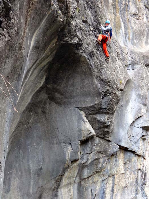 die langen ausgesetzten Quergänge erinnern ein bisschen an den Adrenalin-Klettersteig durch die Galitzenklamm (s. Archiv) in den Lienzer Dolomiten