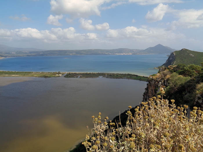 Blick vom Gipfel gegen SO auf die sandige Nehrung zwischen Giálovalagune und Navarínobucht