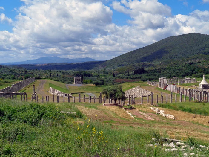 das Stadion war eins der größten im gesamten griechischen Raum, noch in spätrömischer Zeit fanden hier Gladiatorenkämpfe statt