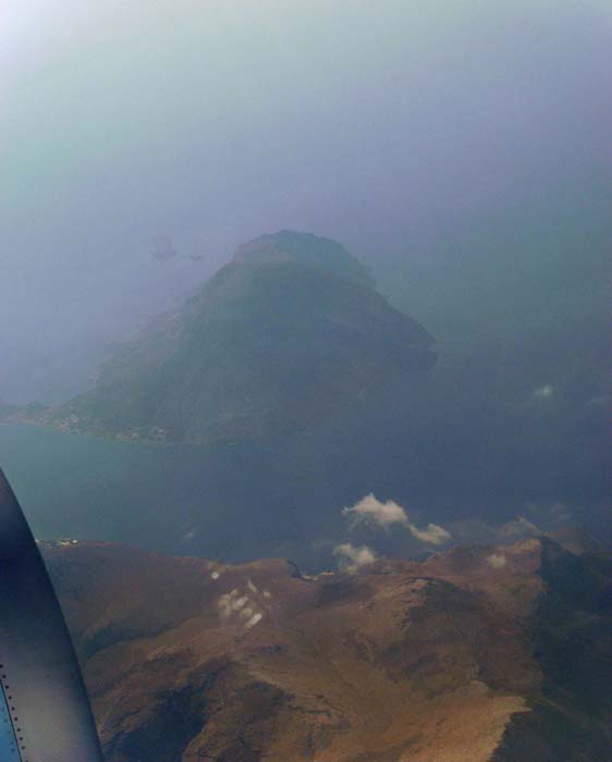 Flug über Kalymnos; im Vordergrund der höchste Inselberg Profitis Elias, dahinter die kleine Nachbarinsel Telendos